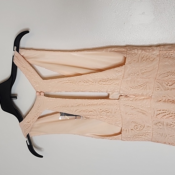 NEW Bebe Allie Deep V Neckline Lace Dress Bodycon Retro Summer Vintage Barbie - Picture 11 of 15